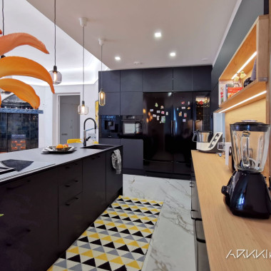 Upea keittiö tammisella sivutasolla