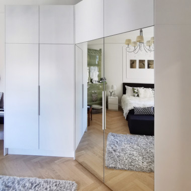 Vaatekomero täyspeiliovilla