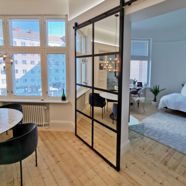 Peililiukuovi makuuhuoneen ovena