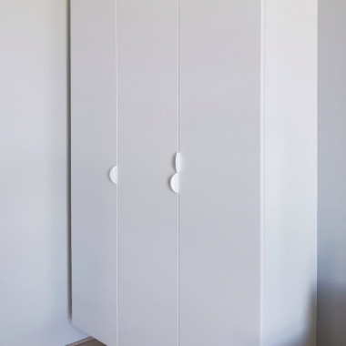 Korkea seinäkaappi, ilmava säilytyskaluste lapsille