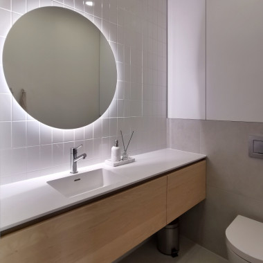 Koko seinän levyinen R 15 allaskaluste