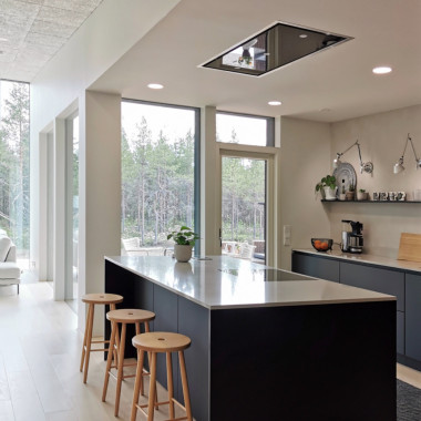 Musta keittiö kvartsitasolla