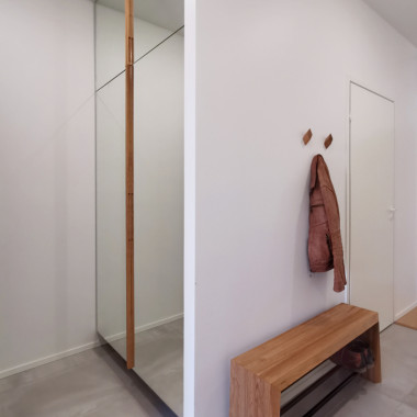 Eteiskaluste täyspeiliovilla ja kuutiovetimillä