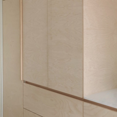 Koivuviiluinen aamiaiskaappi kiinni