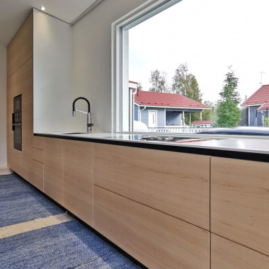 Leveä keittiö erikoispitkällä hi-macs tasolla