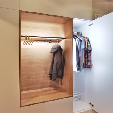 Eteiskaluste tammisydämellä, valaistulla vaatetangolla