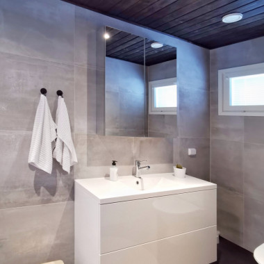 Valkoinen allaskaluste