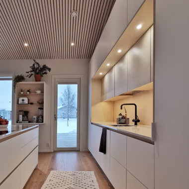 Vanerinen välitila ja seinäkaapit