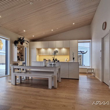 Valkoinen keittiö vanerisella sydämellä