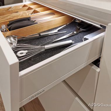 Valaistuilla keittiölaatikoilla parannat arkeasi