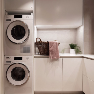 Kodinhoitohuone ja kylpyhuone saumattomasti kytkettynä