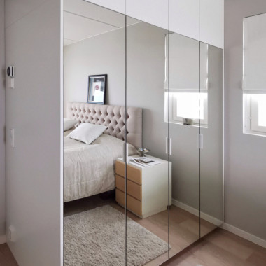 Täyspeilipintaiset ovet lisäävät tilan tuntua ja valoisuutta tähän makuuhuoneeseen