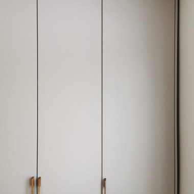 Makuuhuoneen kaapisto tammivetimillä