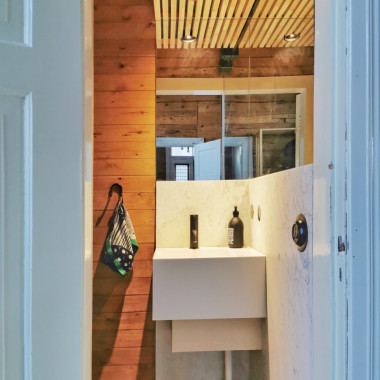 Näppärän kokoinen allaskaluste on tehty himacsista