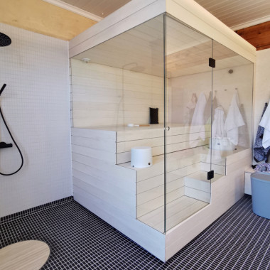 Haapainen sauna lasiseinillä