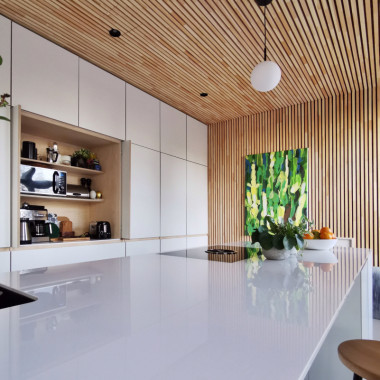 Arkkikeittiö rimaseinän ja katon huomassa