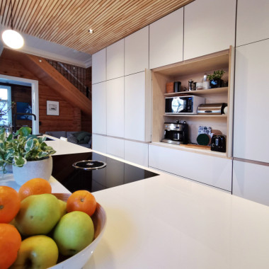 Huonekaluvanerista valmistettu aamiaiskaappi