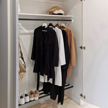 Ilma eteispaketti mustalla vaatetangolla