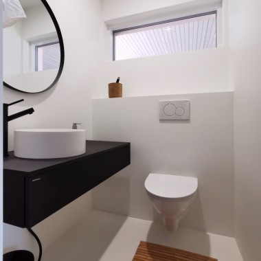 Siilo malja-allas sopii hyvin mustaan kalusteeseen