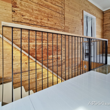 Metalliset käsijohteet ja lattiaan upotettu paksu lasi