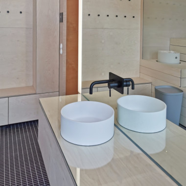 Siilo allas pukuhuoneen yhteydessä