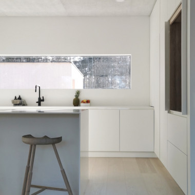 Valkoinen keittiö hi-macs tasoilla