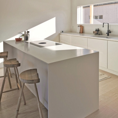 Saumaton pääty viimeistelee valkoisen saarekkeen