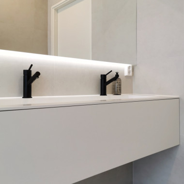 Kuutio allastaso kahdella altaalla