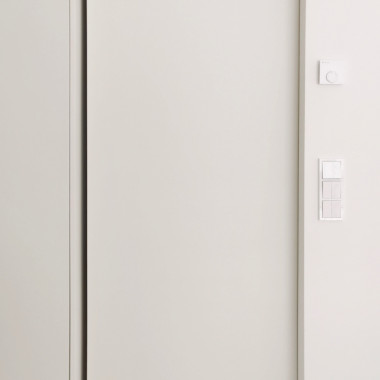 Suljettu ilma liukuovi. Asennusvaiheessa vetimeksi säädetty 15mm avausrako