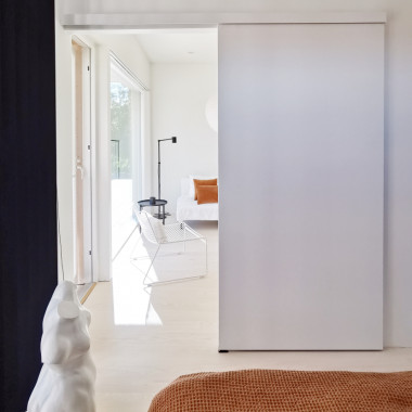 Valkoinen Ilma liukuovi tilanjakajana