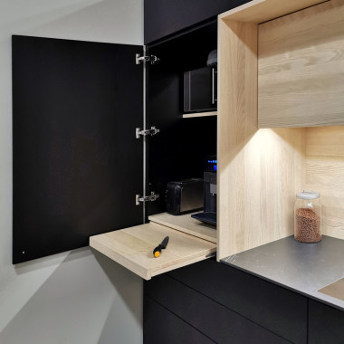 Ulosvedettävä saarnitaso aamiaiskaapissa