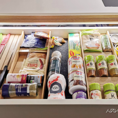 Valaistu maustelaatikko