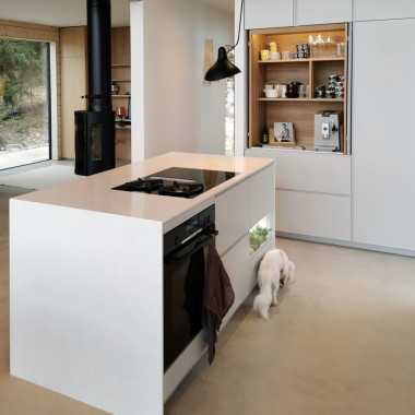 Saumaton himacs taso ja päädyt kehystää saarekeen