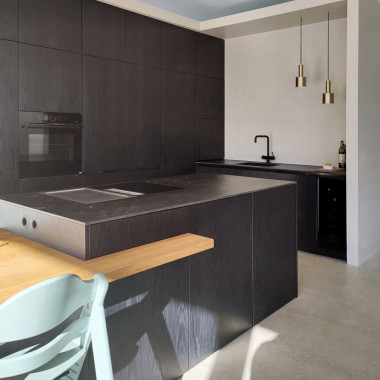 Integroidut pistorasiat ruokapöydän ja kokin kaverina