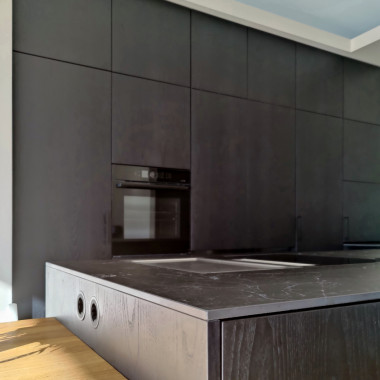 Integroitu pistorasia saarekkeen sivussa