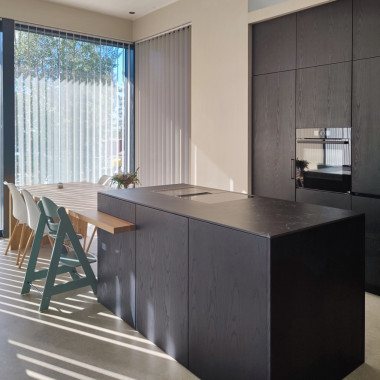 Limusiinni, ruokapöydän ja saarekkeen yhdistelmä