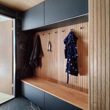 Käytännöllinen pukuhuoneen kalusteryhmä