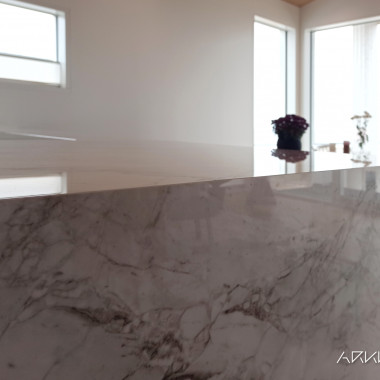 Jiiriin asennettu keraaminen taso