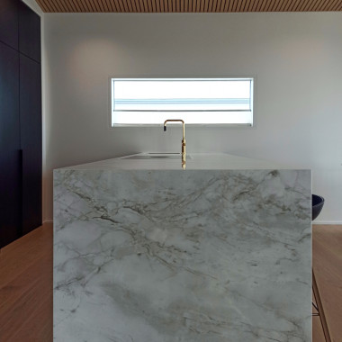 Alaslaskeutuva niemekkeen pääty