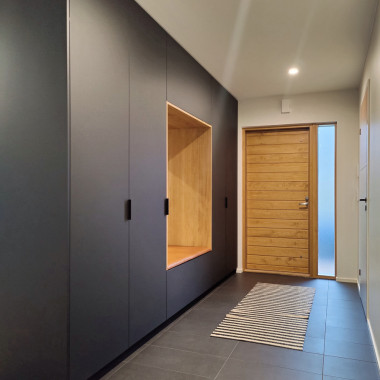 Maksiovilla ja tammisydämellä toteutettu yhteinäinen, viimeistelty ilme