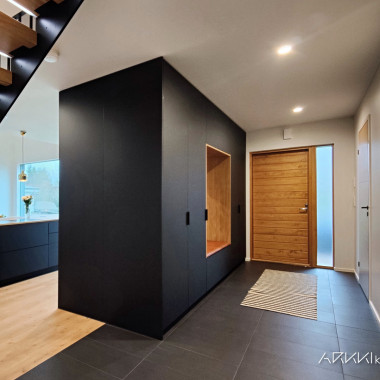 Keittiö- ja eteiskalusteet on yhdistetty samaksi kokonaisuudeksi