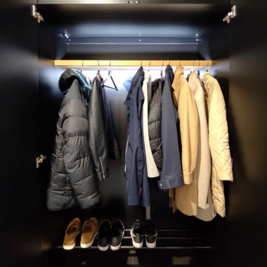 Tamminen kuutio vaatetanko kutsuu ripustamaan takit järjestykseen