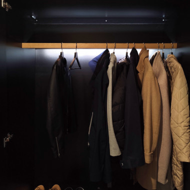 Tamminen kuutio vaatetanko kutsuu ripustamaan takit järjestykseen