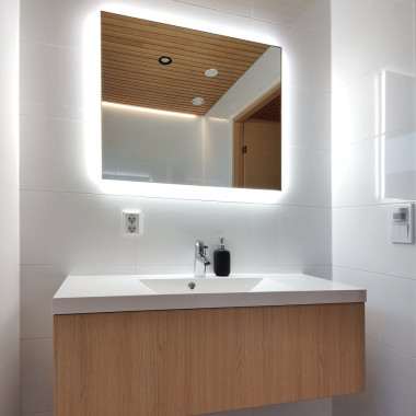 Valaistulla peilillä tunnelmaa wc tilaan