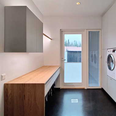 Tamminen pöytätaso kuivauslaatikolla