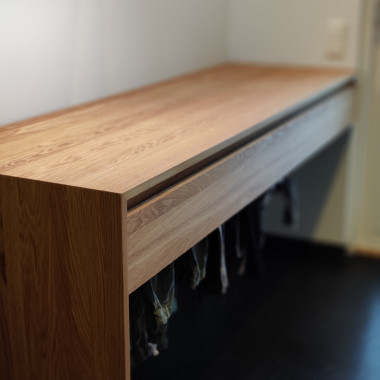 Tamminen pöytätaso kuivauslaatikolla