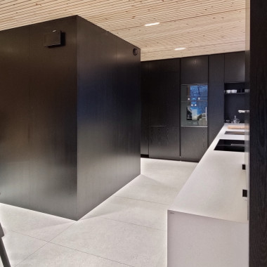 Tammiviiluseinä yhdistää seinäpinnat kalusteisiin