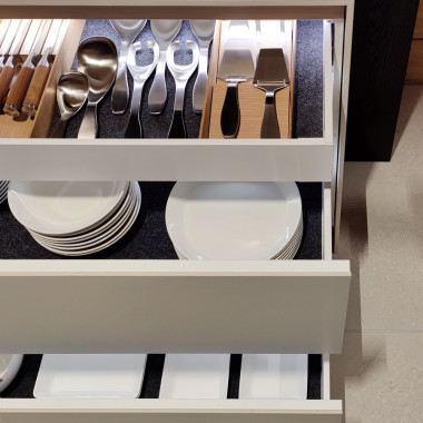 Sisälaatikko lisää säilytystilaa keittiön yleisilmeen säilyessä yhtenäisenä.