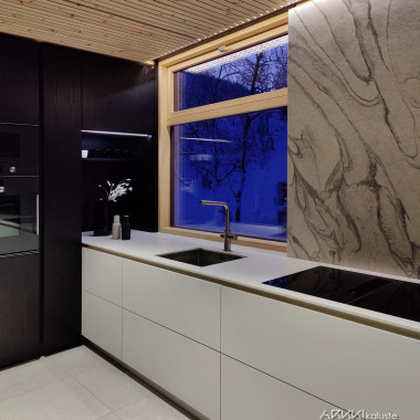 linjakas ruoanlaittopiste keraamisilla tasoilla ja ovilla