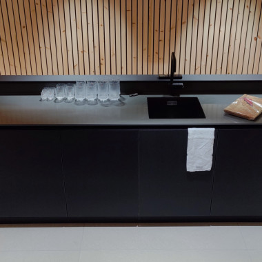 Pitkä yhtenäinen Himacs taso viimeistelee tämän kokonaisuuden